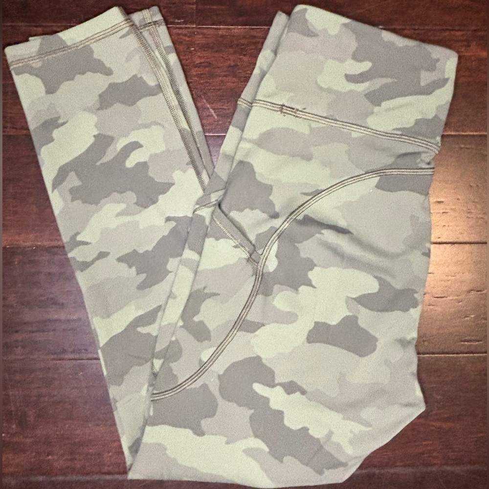 LULULEMON leggings with pockets Women’s 6 Camo (most likely Align)